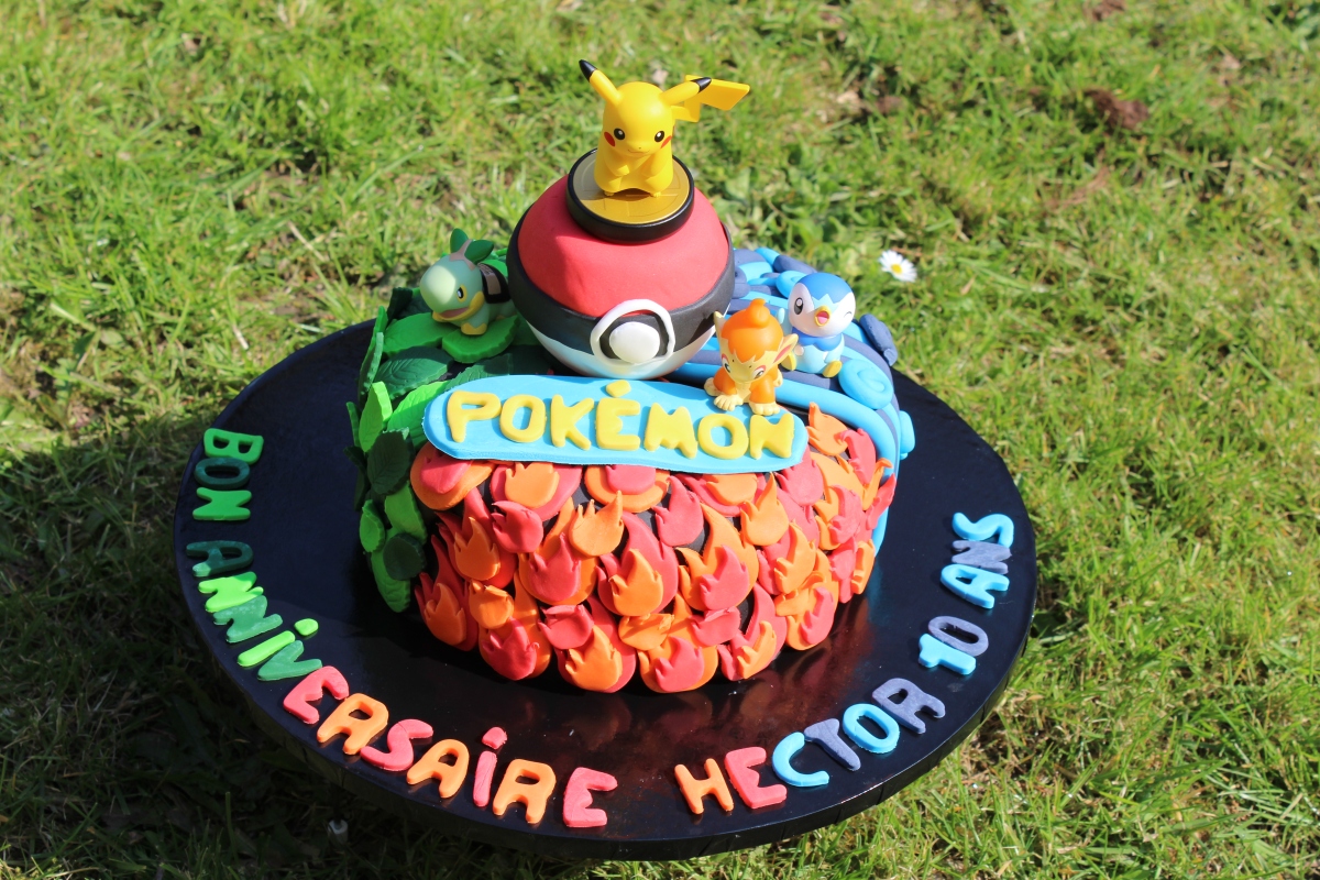 Gâteau d'anniversaire Pokemon en pâte à sucre - La faim des bananes